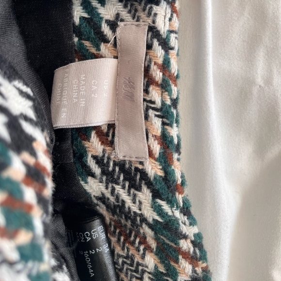 H&M mini skirt size US 2 - Picture 2 of 3